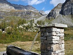 Sosta collettiva alla fontana prima di scendere al Pian dul Scricc